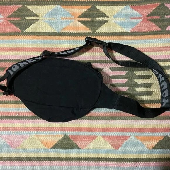 AE X YOUNG MONEY SLING BAG - Picture 2 of 4